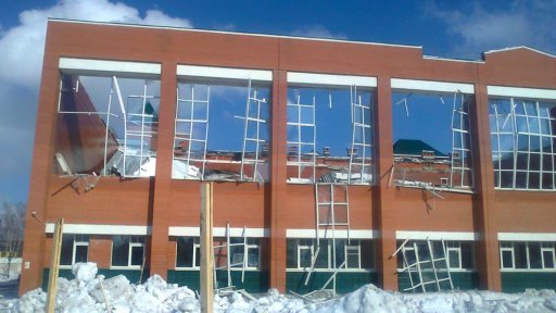 В городе Бронницы в школе №1 обвалилась кровля спортзала. Фото и видео