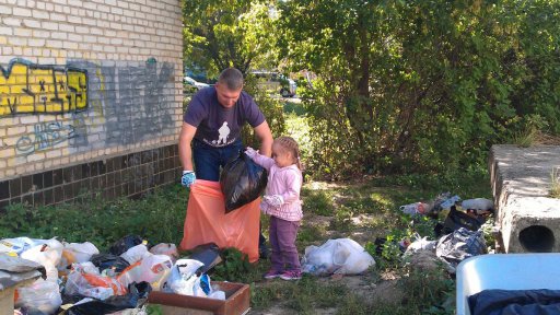Свинство в центре города убирает депутат, но не соответствующие службы