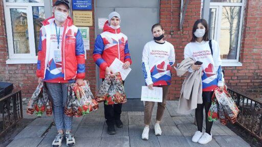 Волонтёры помогли разнести подарочные наборы участникам войны