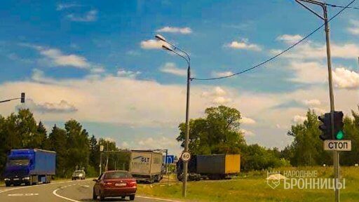 Вновь в Бронницах заработал светофор возле магазинов «Апельсин» и «Перекресток»