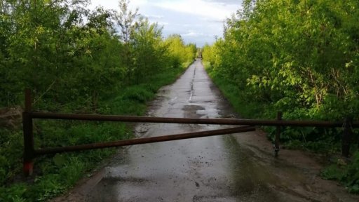 Поставили шлагбаум, перегородив проезд к Москве-реке